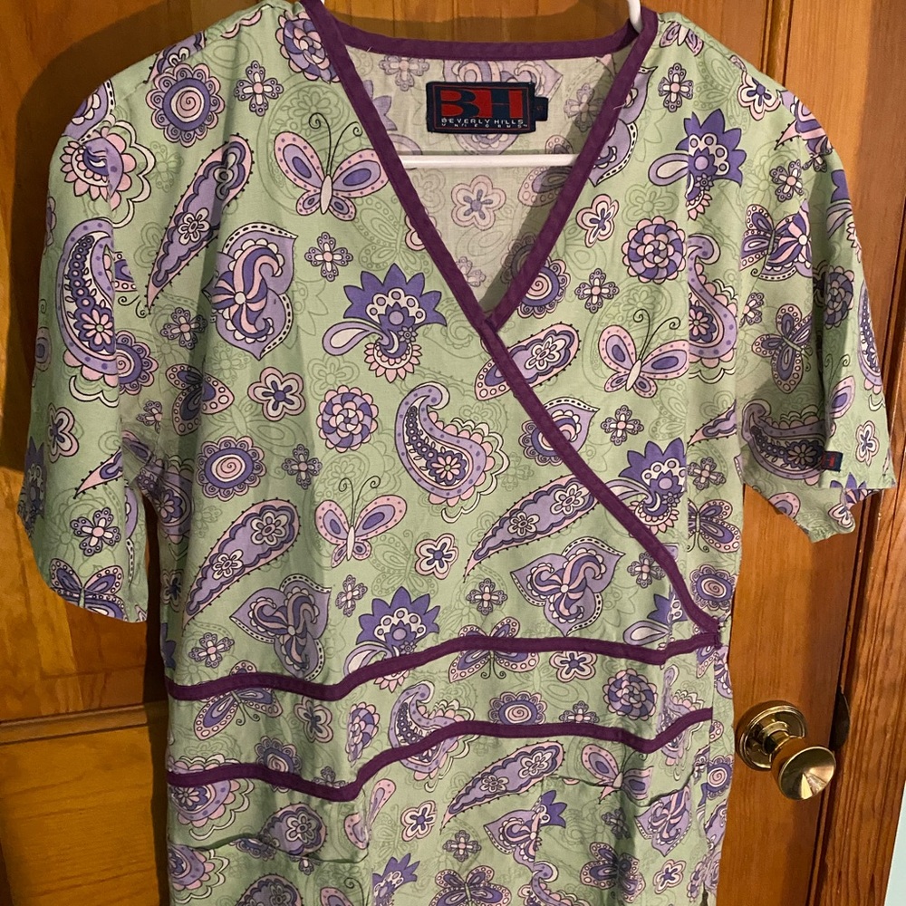 💚Green and purple different pattern scrub top (S)